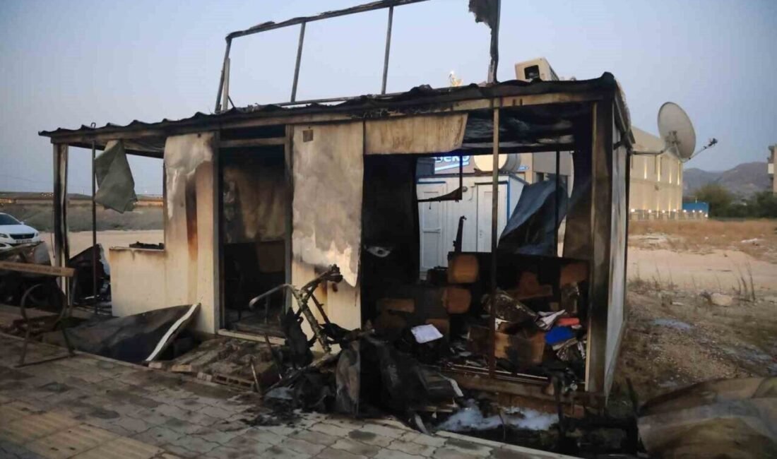 Hatay’ın Antakya ilçesinde alevlere teslim olan konteyner iş yeri yanarak