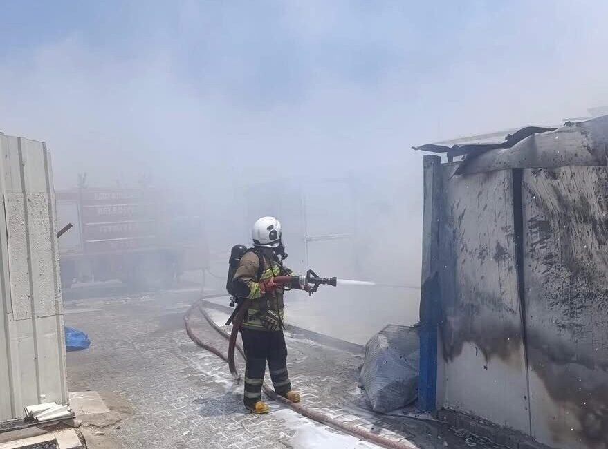 Hatay’ın Antakya ilçesinde depremzede ailenin yaşadığı konteyner yanarak kullanılamaz hale