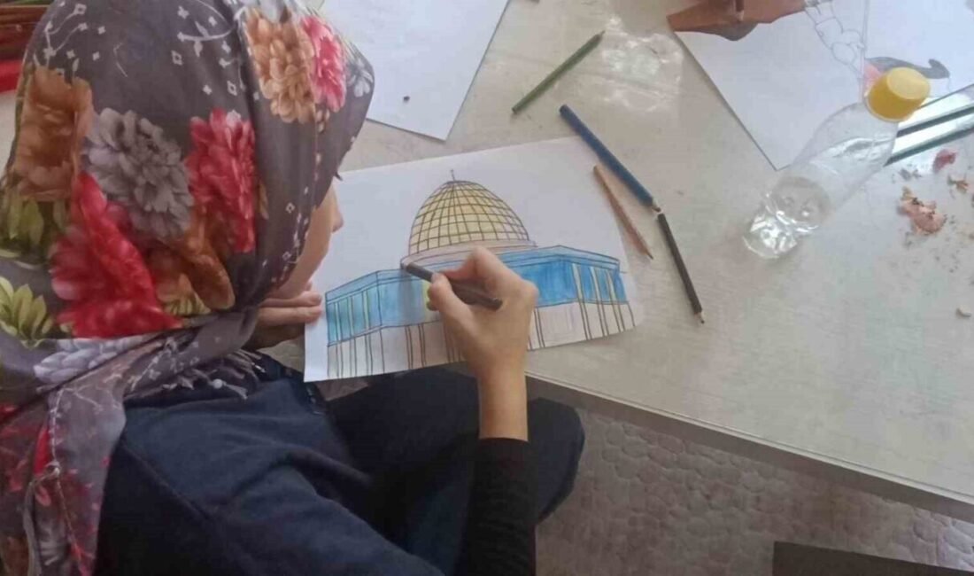 Mersin’in Anamur ilçesinde Hz. Ebubekir Camii Yaz Kur’an Kursu öğrencileri,