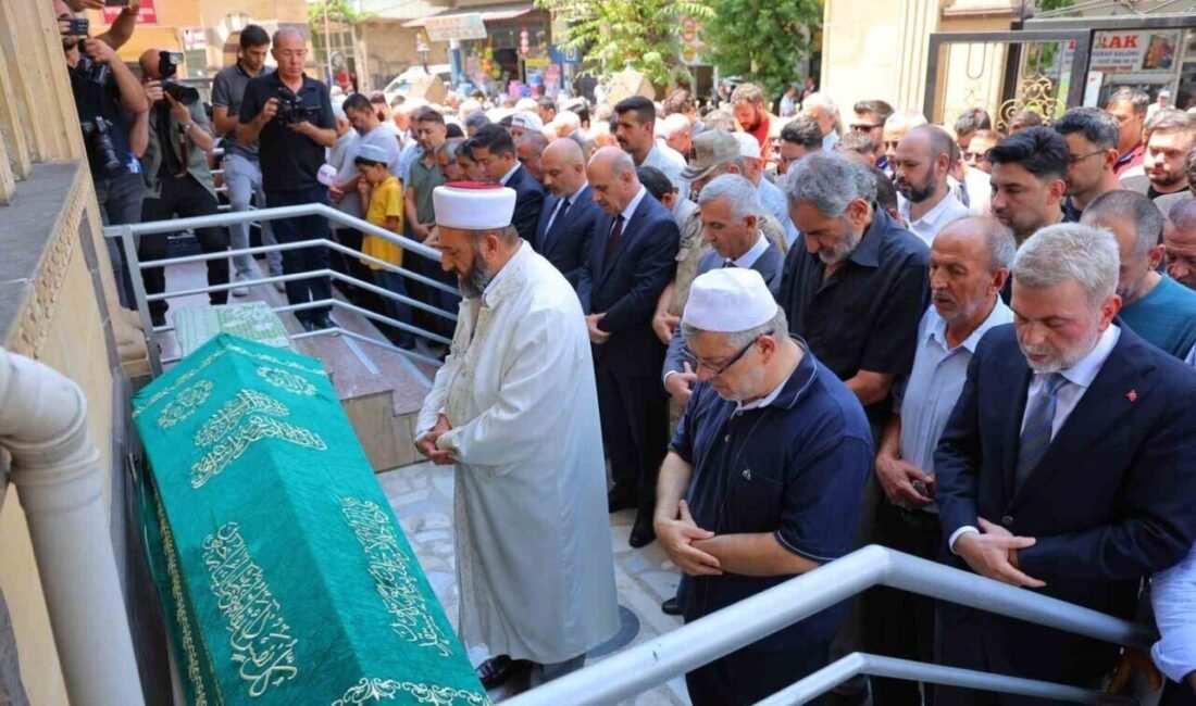 Ankara’nın Çankaya ilçesinde bir sitede çıkan yangında hayatını kaybeden anne