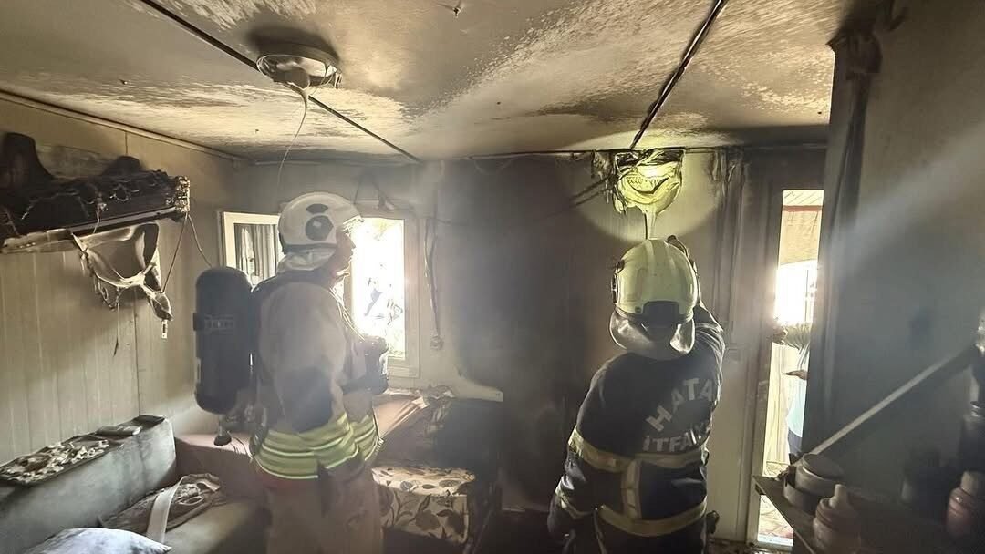 Hatay’ın Antakya ilçesinde alevlere teslim olan konteyner kullanılmaz hale geldi.