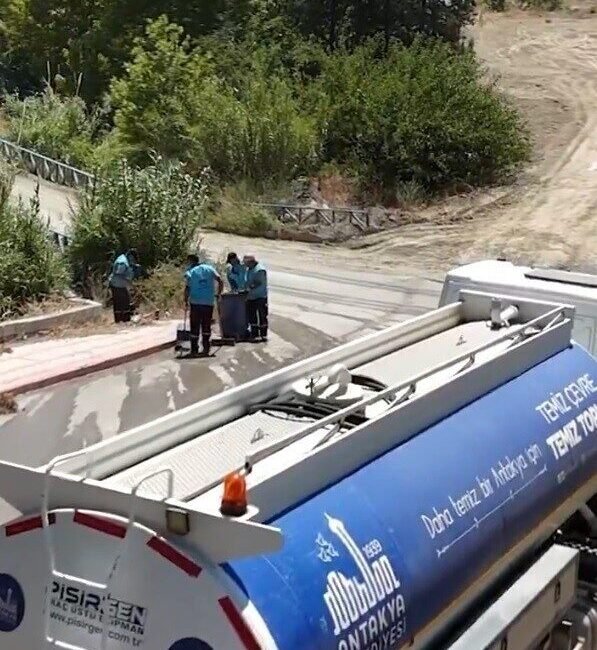 Antakya Belediyesi, geçtiğimiz hafta bölgede yaşanan yangından etkilenen mahallelerde temizlik