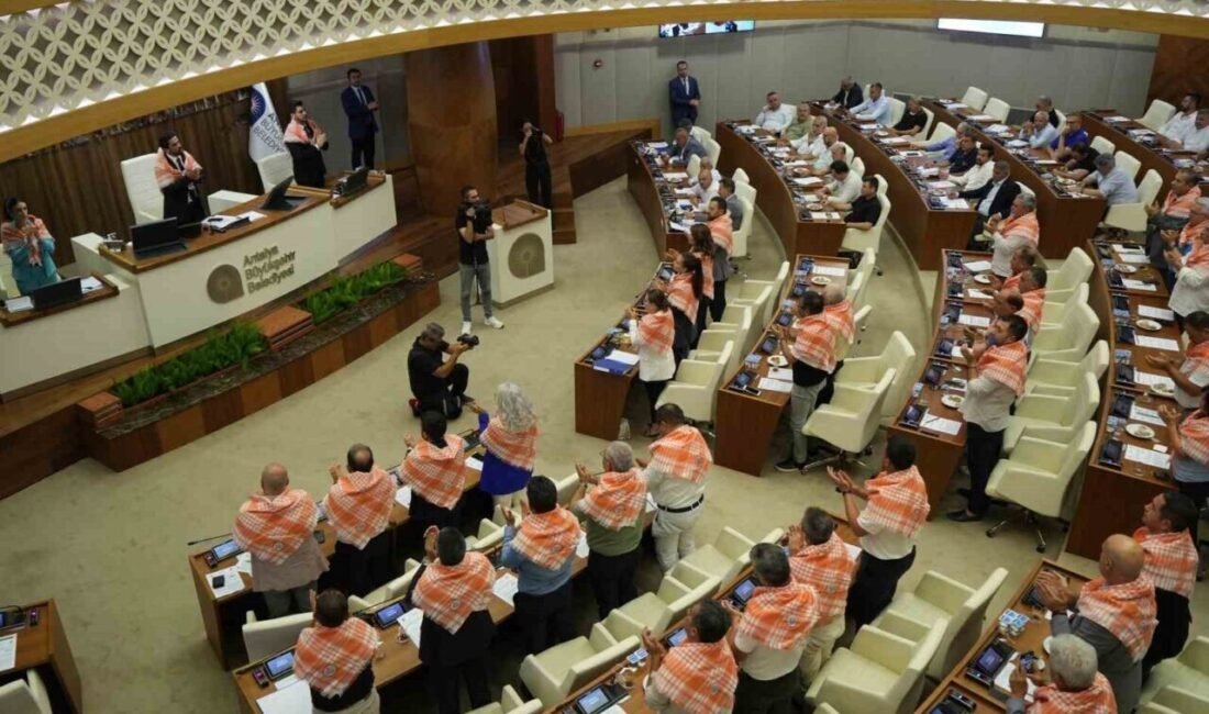Antalya Büyükşehir Belediye Başkanı Muhittin Böcek’in tutuklanmasının ardından belediye meclisi