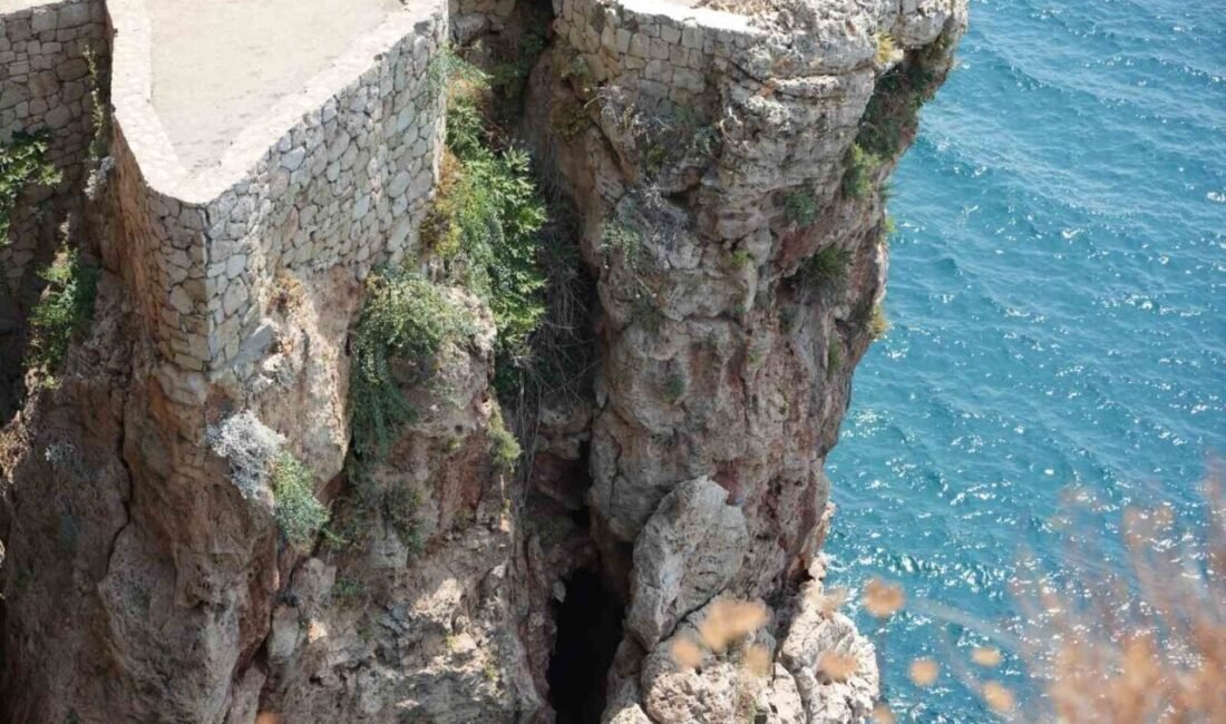 Akdeniz Üniversitesi Öğretim Üyesi Prof. Dr. Nihat Dipova, falezlerin bir