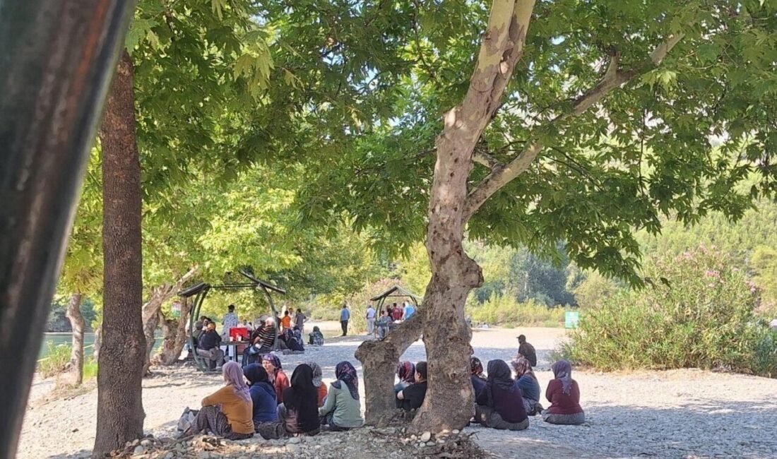 Antalya’da dün akşam saatlerinde, kaçan topunu almak isterken, ırmağın akıntısına