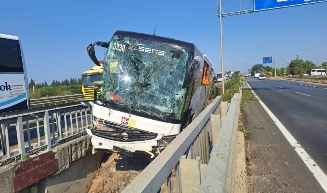 Antalya’nın Serik ilçesinde meydana gelen kazada, kontrolden çıkan tur otobüsü