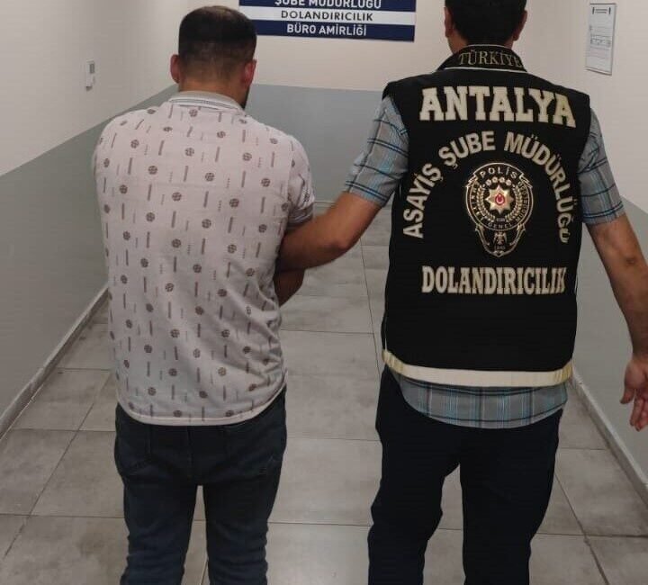 Antalya’da bir vatandaşı istihbarat görevlisi olduğunu söyleyerek dolandırmaya çalışan şüpheli,