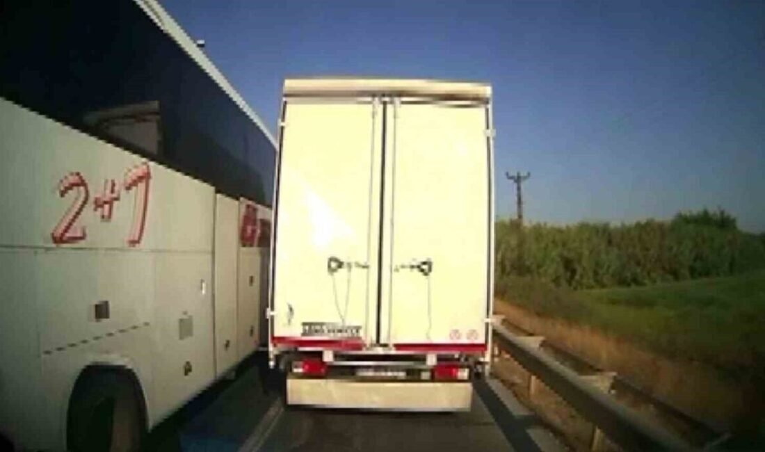 Antalya’da hasta taşıyan ambulansın zor anları araç kamerasına yansıdı. Sıkışık