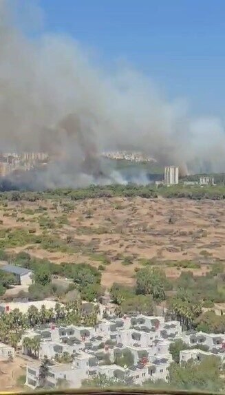 Antalya’nın Muratpaşa ilçesi Lara bölgesinde çıkan orman yangınına ekipler hızla