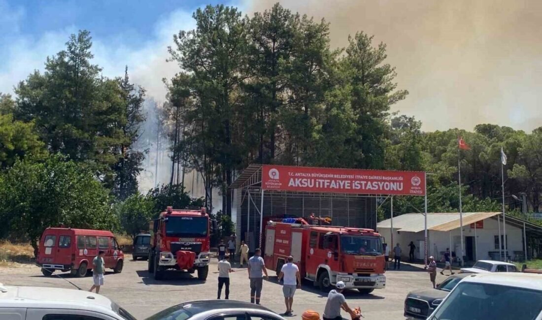 Antalya’nın Aksu ilçesinde ormanlık alanda çıkan yangının yerleşim alanlarına yaklaşması