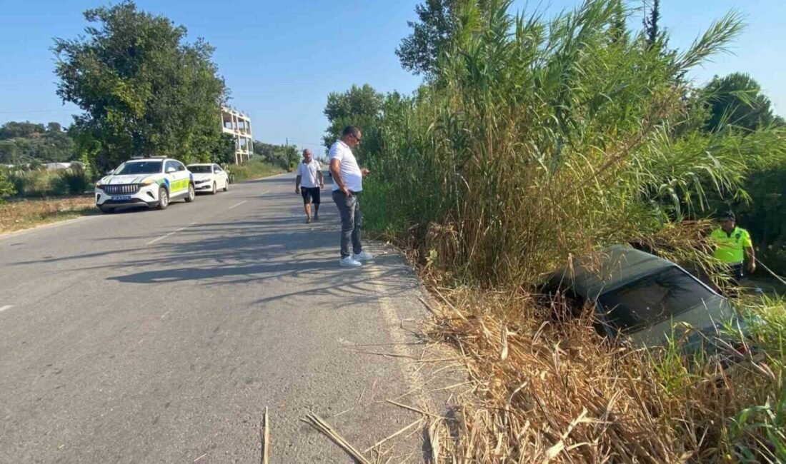 Antalya’nın Serik ilçesinde şarampole uçan otomobildeki anne ve kızı yaralandı.