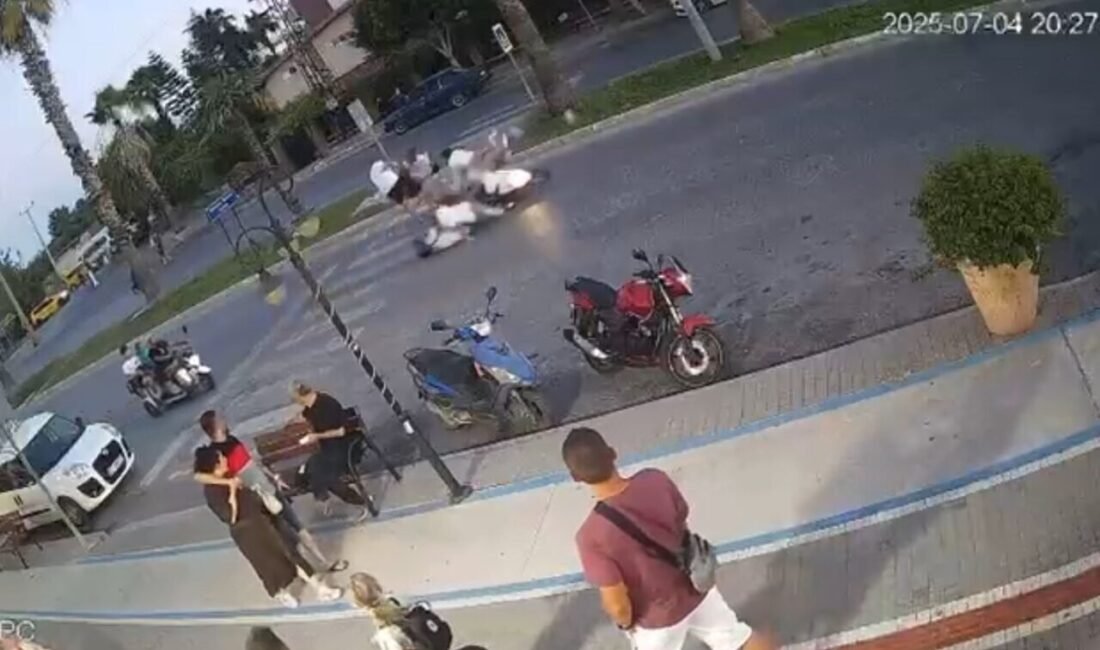 Antalya’nın Manavgat ilçesinde, yaya geçidinde karşıya geçmeye çalışan turistleri fark