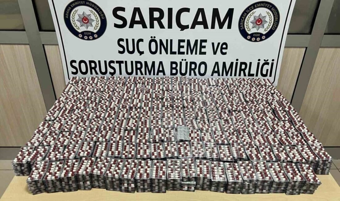 Adana’da polis ekiplerinin bir apartman dairesine düzenledikleri operasyonda valiz ve