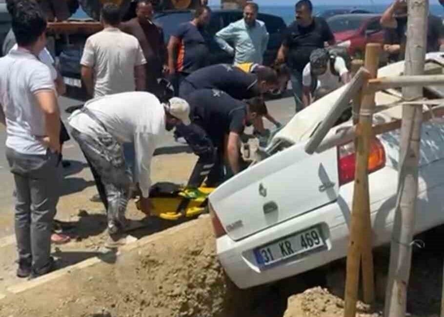 Hatay’ın Arsuz ilçesinde sürücüsünün direksiyon hakimiyetini kaybettiği otomobil, orta refüje