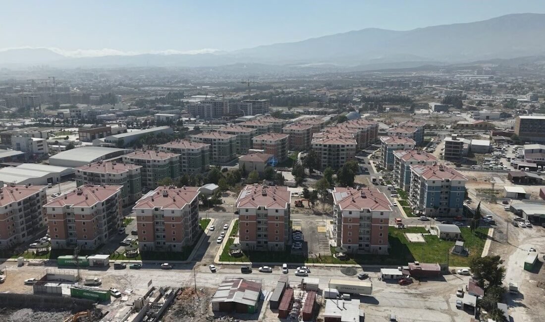 Hatay’da depremde çok sayıda can kaybının olduğu 600 konutlar, yerinde