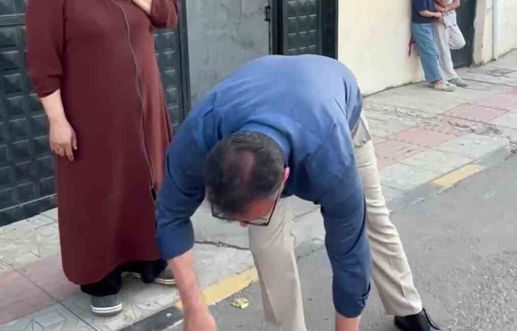 Hatay’ın İskenderun ilçesinde evinin bulunduğu sokağı süpürerek temizleyen kadını gören