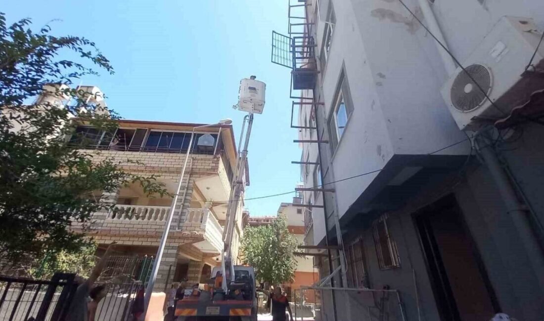 Hatay’ın Samandağ ilçesinde bir binanın dış cephesindeki asansörde mahsur kalan