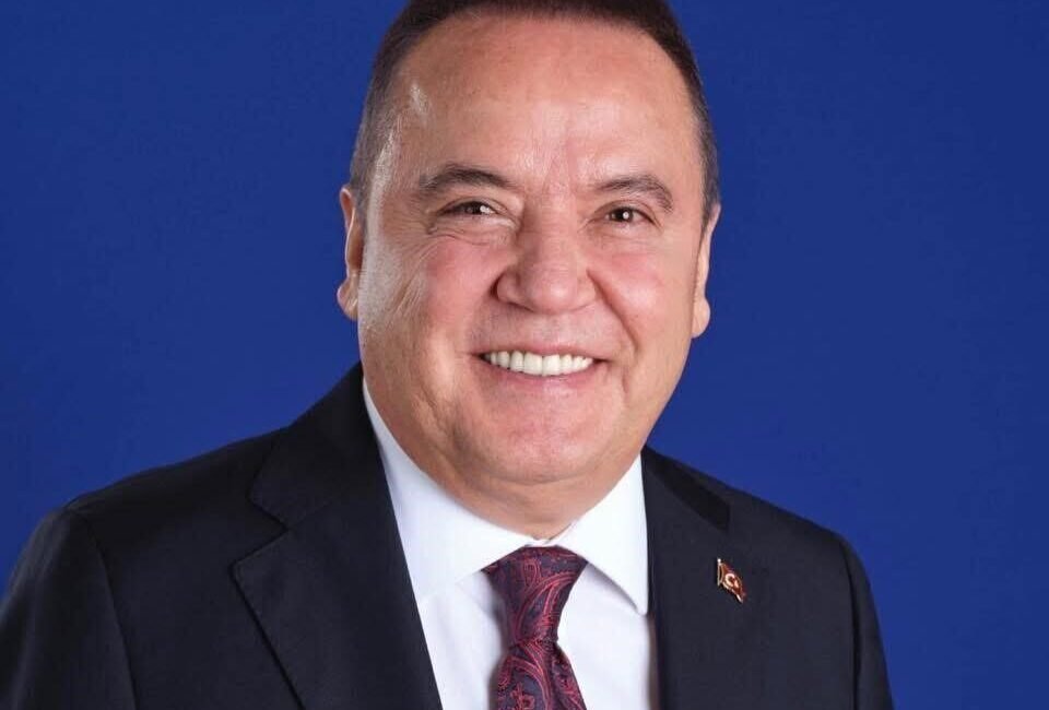 Rüşvet soruşturması kapsamında tutuklanan Antalya Büyükşehir Belediye Başkanı Muhittin Böcek,