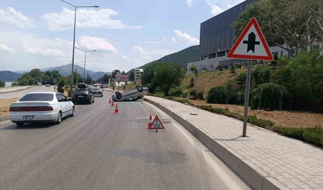 Isparta’nın Eğirdir ilçesinde, sürücüsünün virajda direksiyon hakimiyetini kaybetmesi sonucu bordür