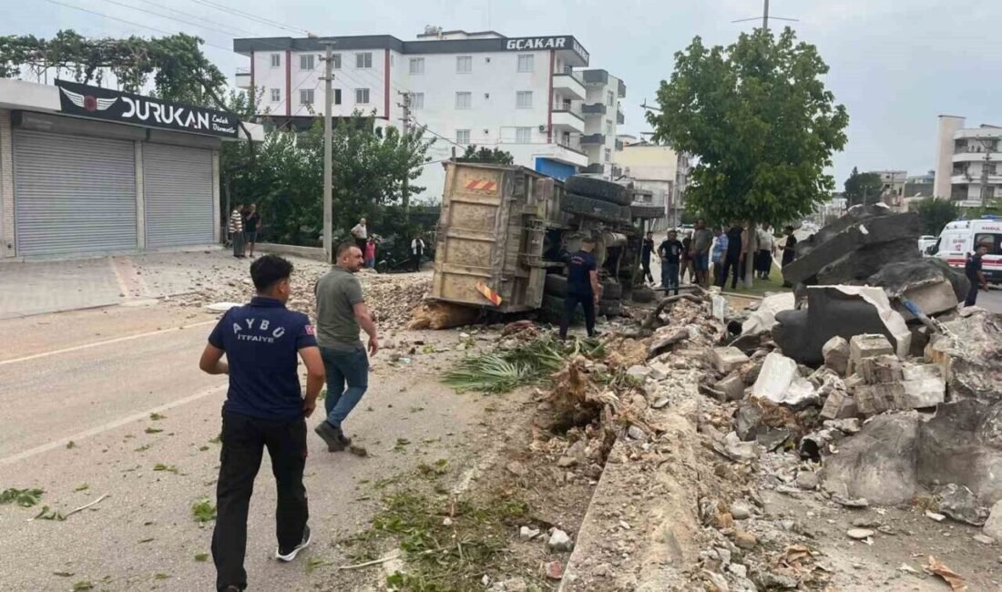 Osmaniye’nin Kadirli ilçesinde direksiyon hakimiyetini kaybeden sürücünün kullandığı kamyon orta