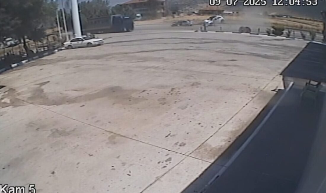 Burdur-Antalya Kara yolunda geçtiğimiz gün meydana gelen ve 2 otomobilin