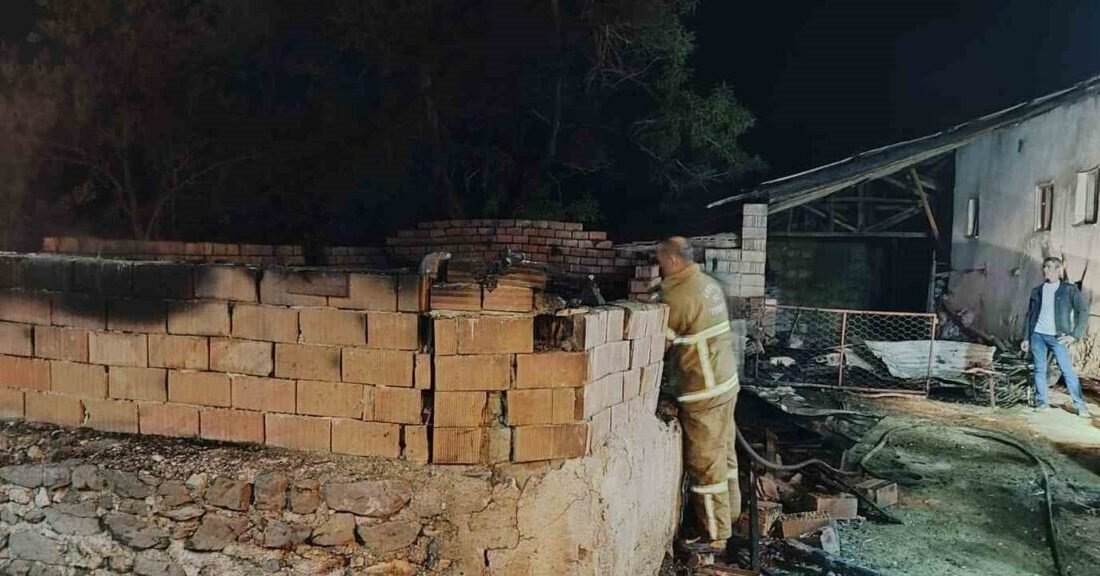 Burdur’un Yeşilova ilçesinde bir ağılda çıkan yangında 10 küçükbaş hayvan