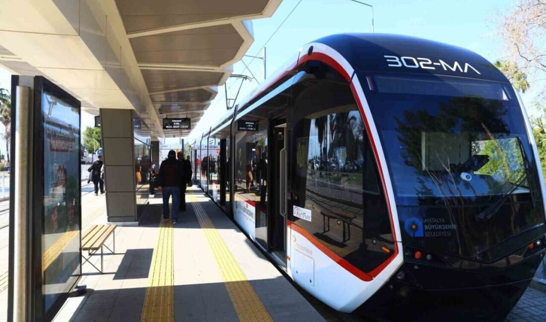 Antalya Büyükşehir Belediyesi’ne ait resmi plakalı toplu ulaşım araçları ve