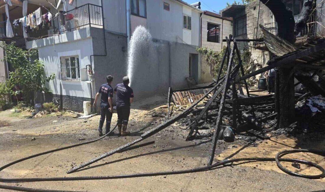 Adana’da bir evin bahçesinde çıkan çardak yangını paniğe neden oldu.