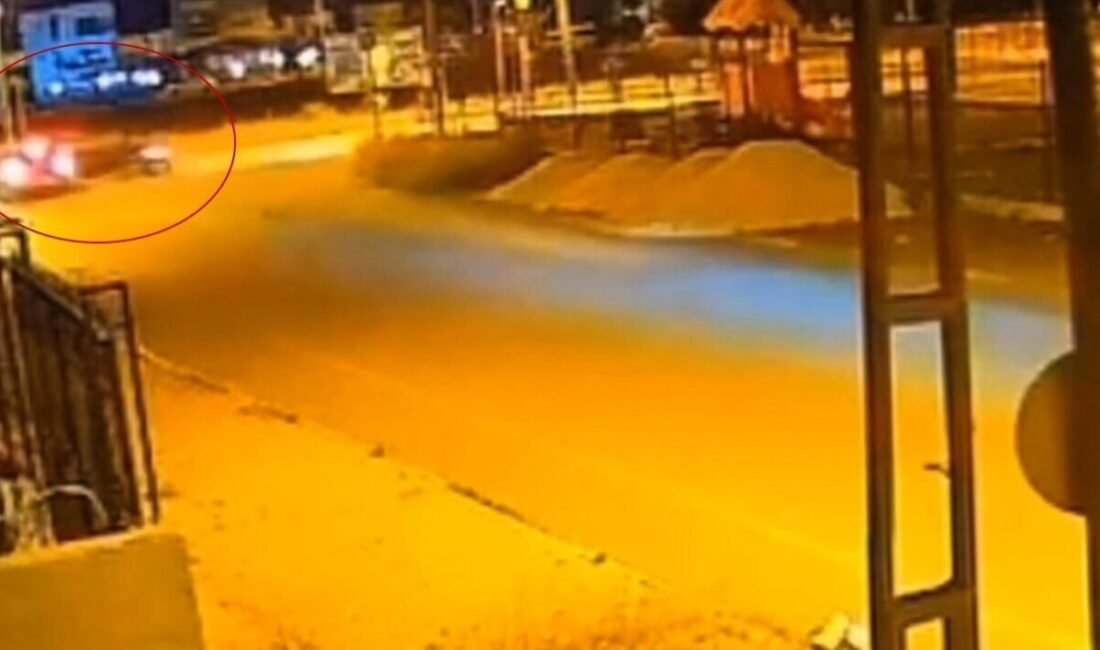 Hatay’ın Arsuz ilçesinde iki otomobilin çarpıştığı kaza anı güvenlik kamerasına
