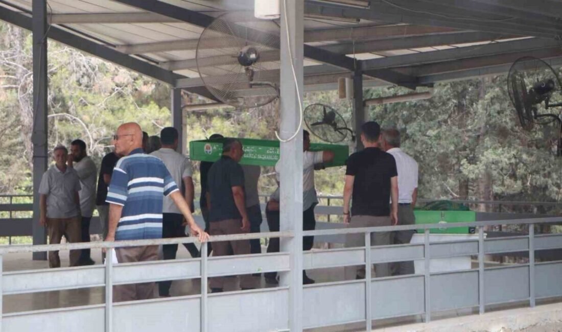 Adana’da eşi tarafından öldürülen anne ve kızı yan yana toprağa