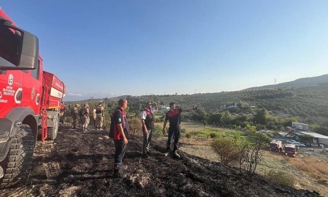 Hatay’ın Defne ilçesinde makilik alanda çıkan yangın itfaiye ekipleri tarafından
