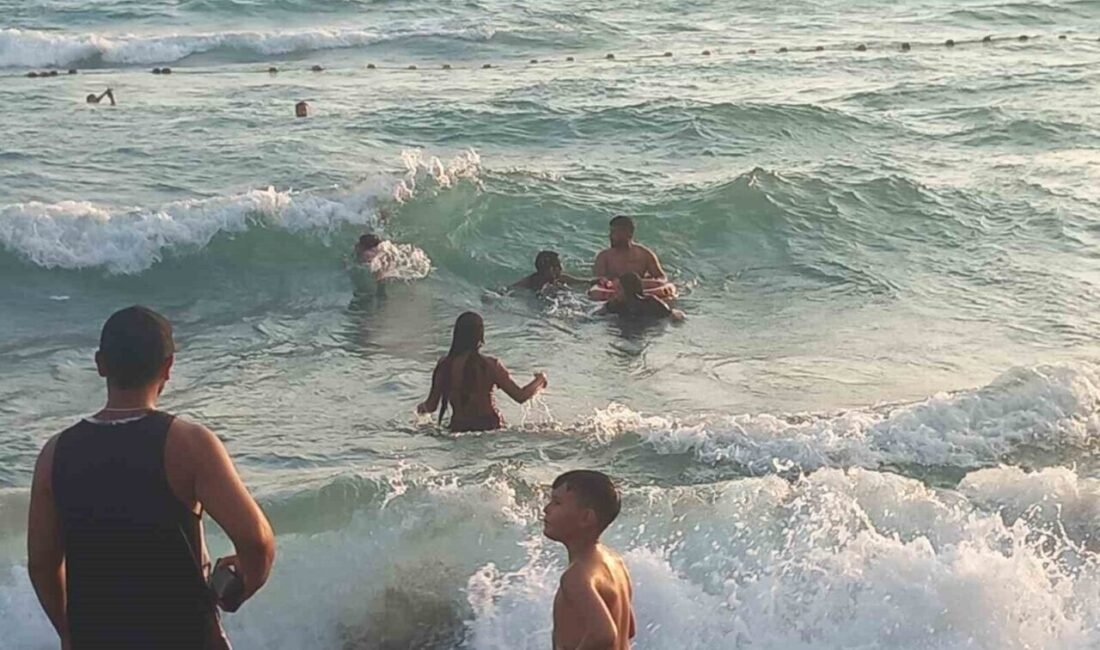 Hatay’da denizde boğulma tehlikesi yaşayan 3 çocuğun kurtarılma anları kameraya