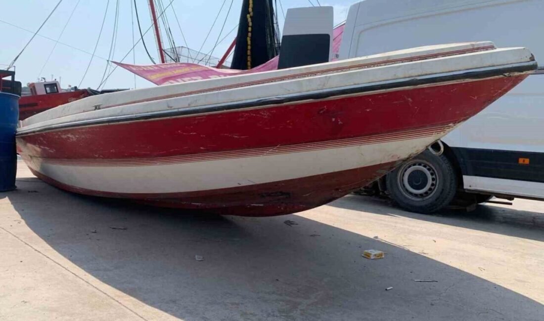 Adana’nın Karataş ilçesinde denizde bulunan teknenin sahibi aranıyor. Geçtiğimiz haftalarda