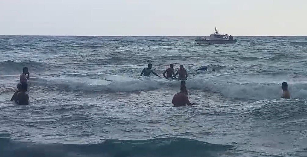 Hatay’ın Samandağ ilçesinde denize giren yabancı uyruklu şahsın, boğulma tehlikesi