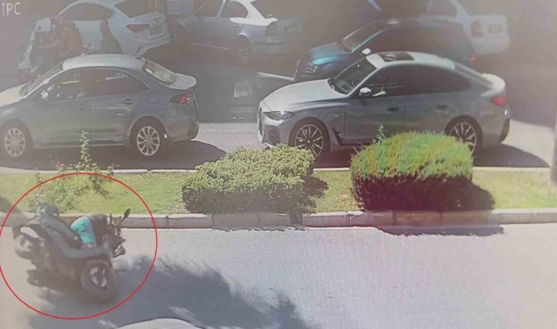 Antalya’da devrilen motosiklet sürücüsünün yardımına çevredeki vatandaşlar koşarken, kaza anı