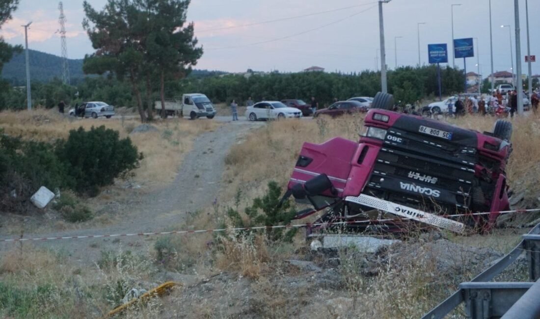 Burdur’un Gölhisar ilçesinde domates yüklü kamyonun şarampole devrilmesi sonucu meydana