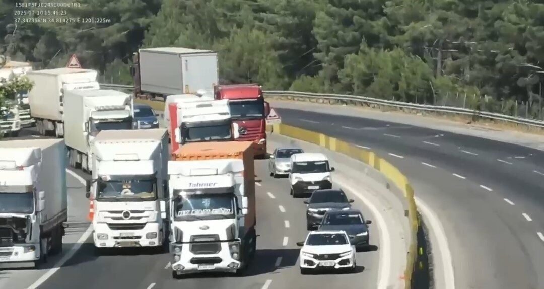 Adana’da jandarma tarafından otoyolda dronla yapılan trafik uygulamasında şerit ihlali