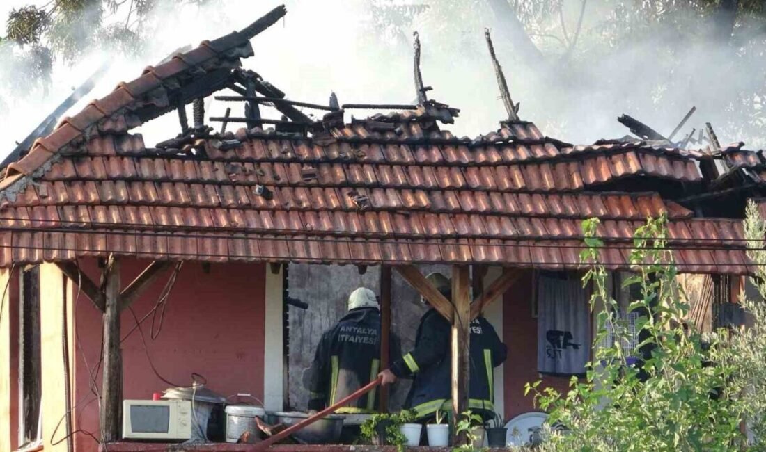 Antalya’da 2 katlı müstakil evin üst katı çıkan yangında küle