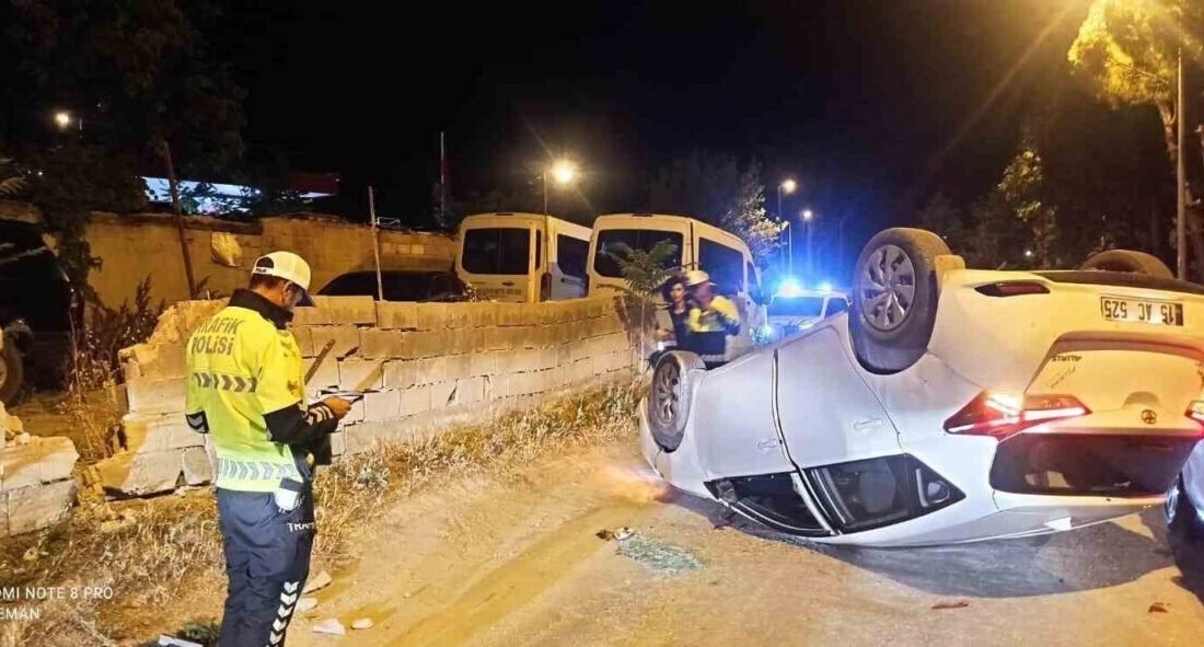 Burdur’da duvara ve başka bir araca çarpıp takla atan otomobilden