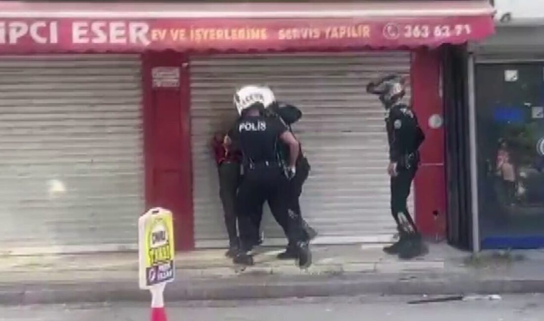 Adana’da elinde bıçakla etrafa dehşet saçan saldırgan, polis ekiplerince etkisiz