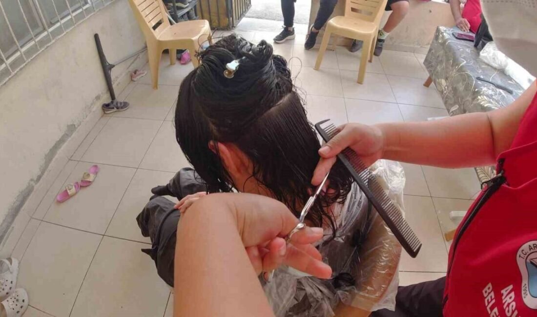 Hatay’da hayata geçirilen “Evde Saç Kesim” projesi kapsamında özel bireyler