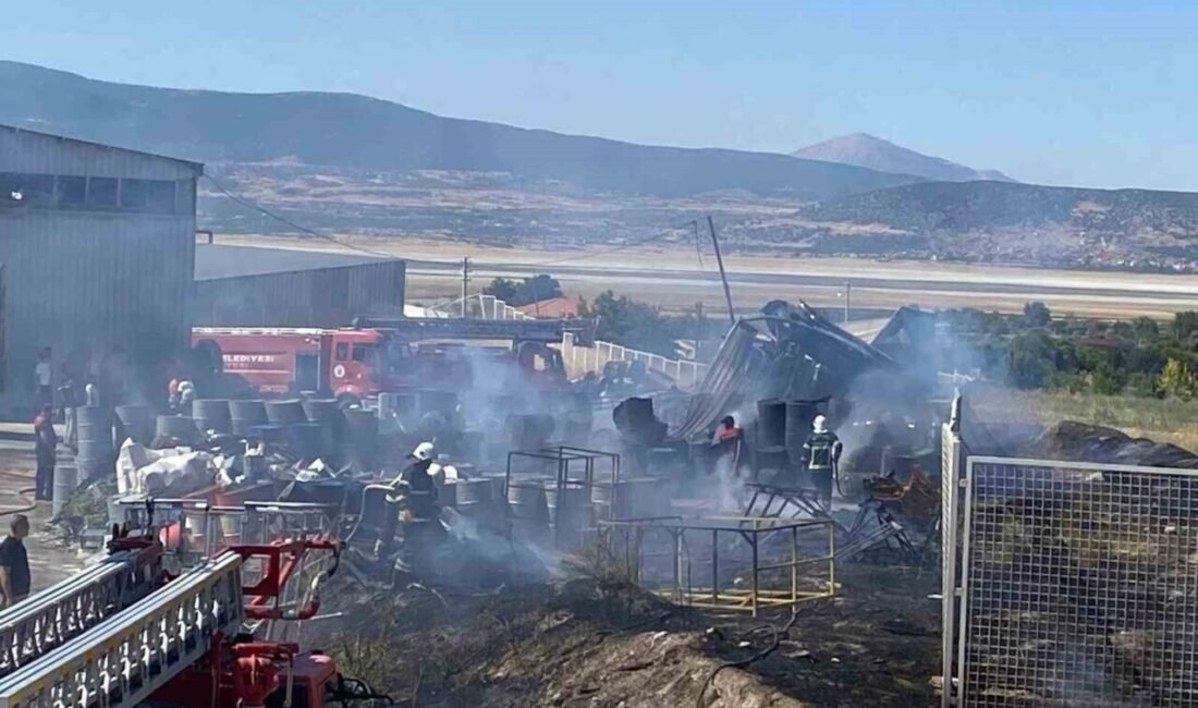 Burdur’da bir mobilya fabrikasının deposunda çıkan yangın, ekiplerin müdahalesiyle kontrol