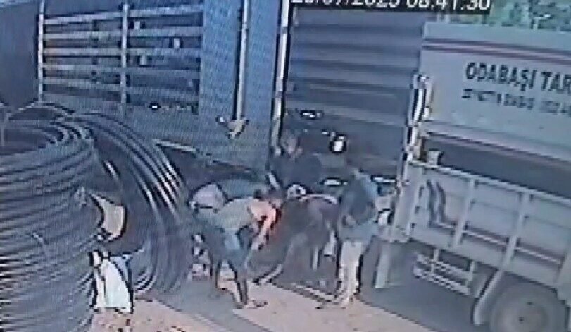 Mersin’de yük taşıma işi sırasında tır ile kamyonetin arasında sıkışan