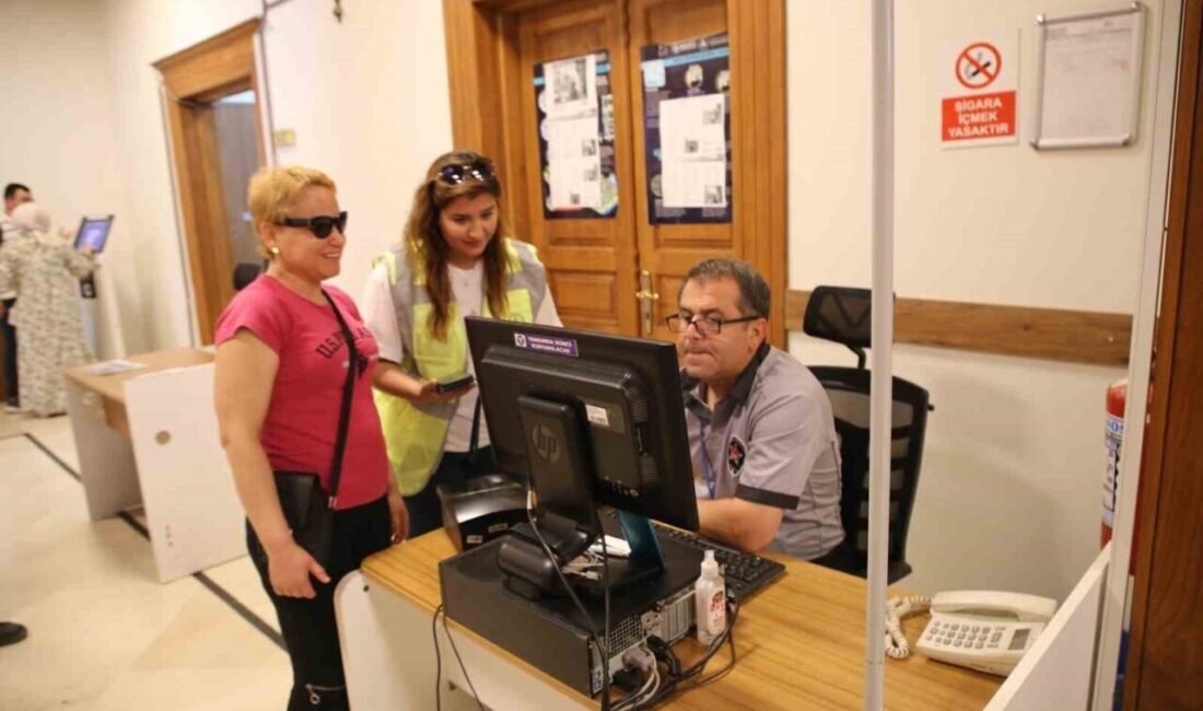Hatay’da yaşayan görme engelli Süreyya Söylemez’i kimlik yenilemeye Hatay Büyükşehir