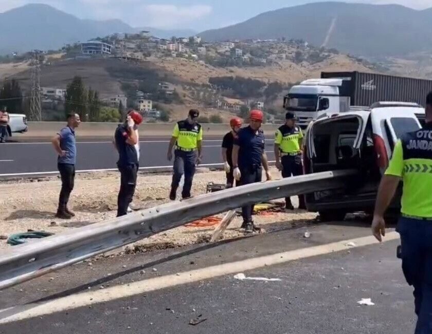 Osmaniye’de sürücüsünün direksiyon hakimiyetini kaybettiği hafif ticari araç bariyerlere çarptı.