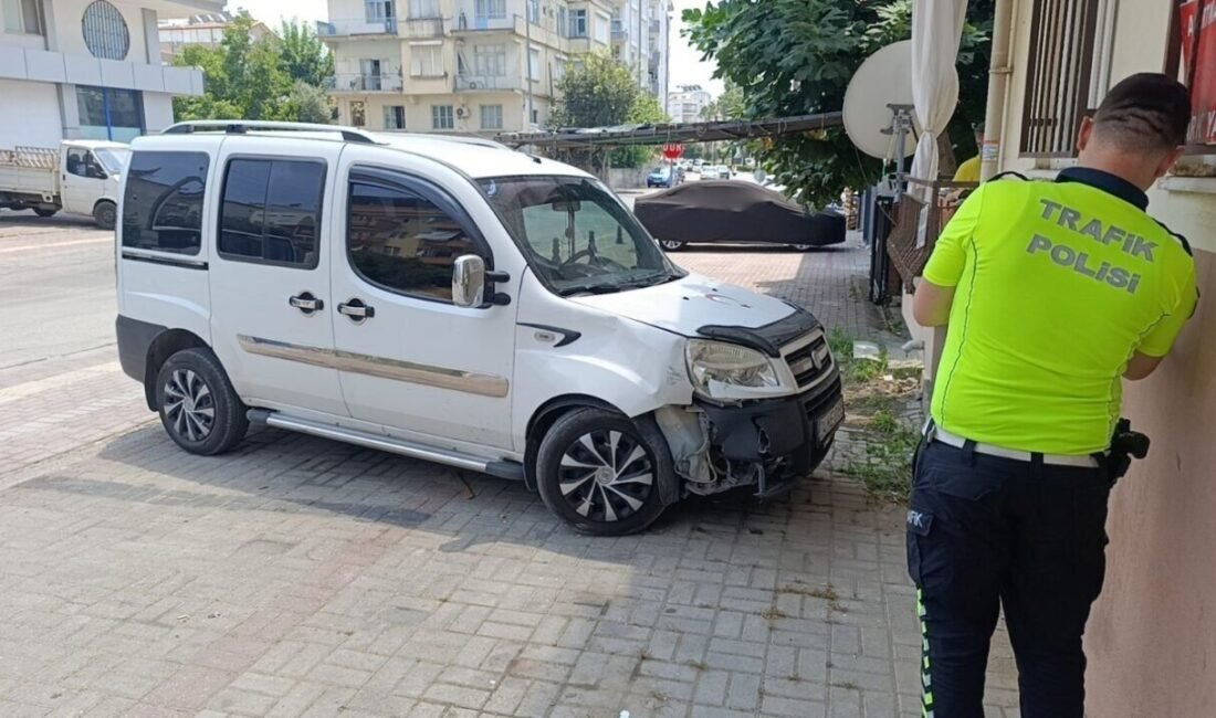 Antalya’nın Manavgat ilçesinde kavşak sisteminde meydana gelen trafik kazasında hafif