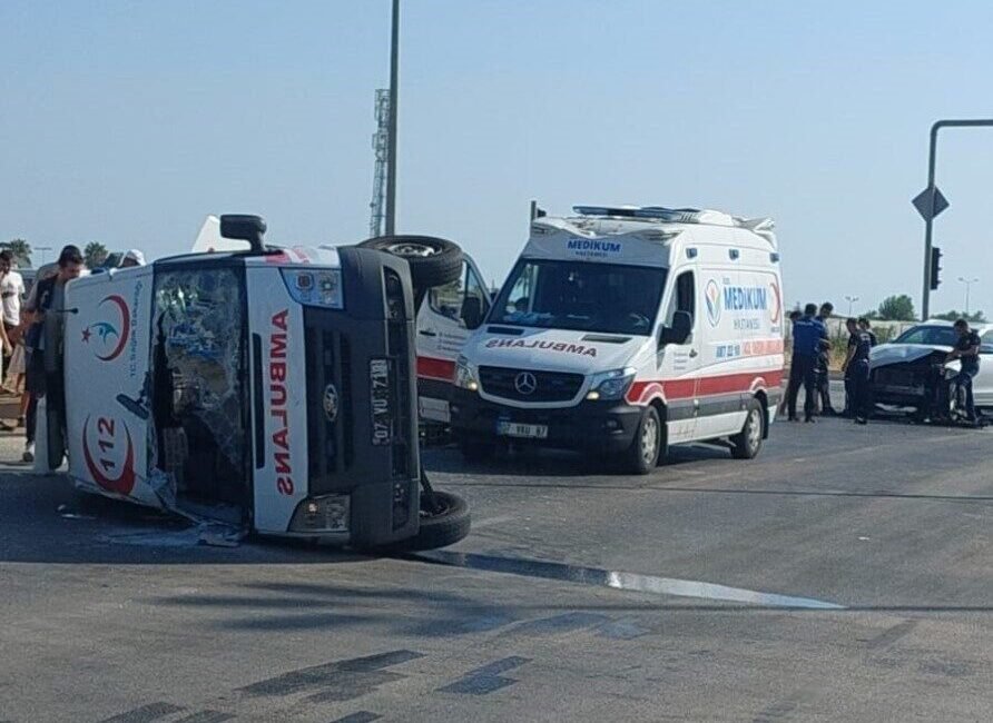 Kumluca’da hasta nakleden ambulans kavşak sisteminde önce bir otomobile ardından