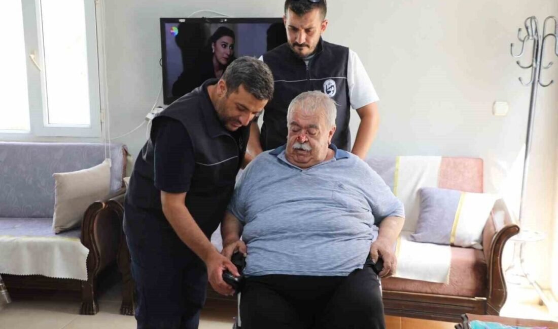 Hatay Büyükşehir Belediyesi, engelleri kaldırmak adına 2 engelli vatandaşa tekerlekli