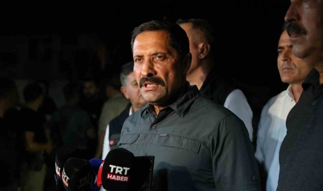 Hatay’ın Dörtyol ilçesinde çıkan orman yangınına havadan ve karadan müdahale