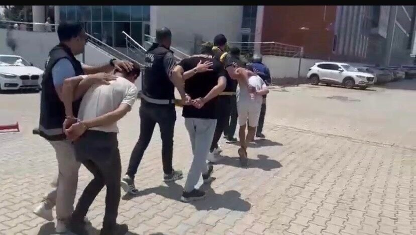 Hatay’ın İskenderun ilçesinde yapılan asayiş operasyonlarında işledikleri suçlar nedeniyle aranan